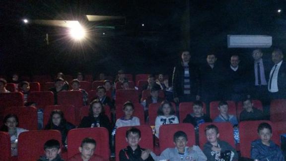 İlçe Milli Eğitim Müdürümüz öğrencilerimizle birlikte Çanakkale Şehitlerini konu alan sinema filmini izledi.