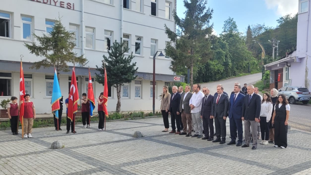 İlköğretim Haftası Çelenk Sunma Töreni Gerçekleştirildi